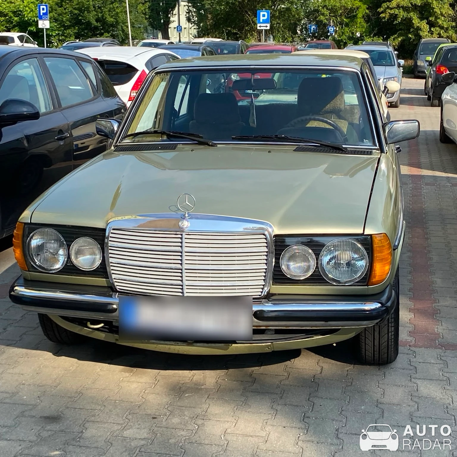 Mercedes-Benz 230E W123 spotted in Zgierz