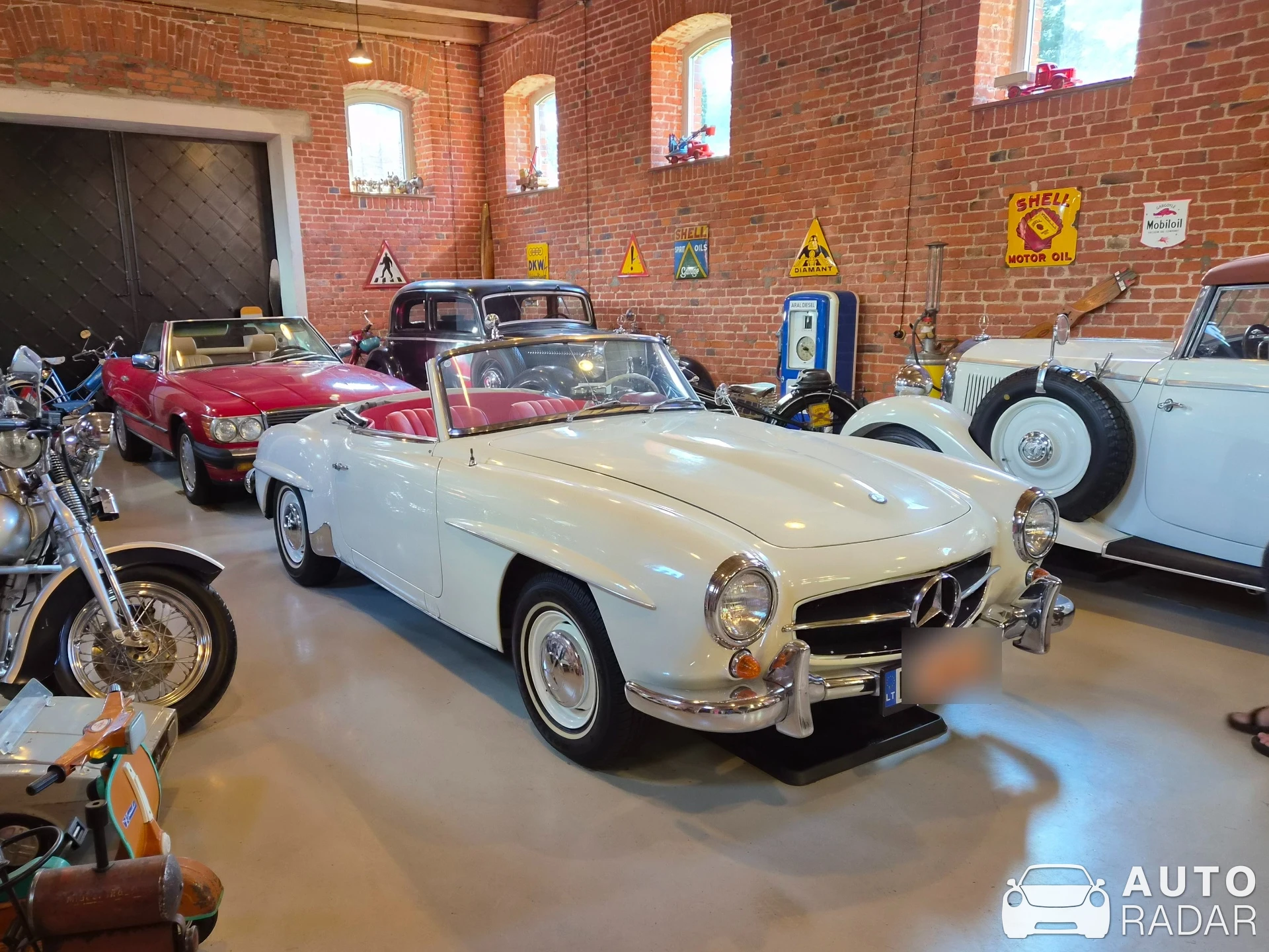 Mercedes-Benz 190 SL spotted in Kaunas