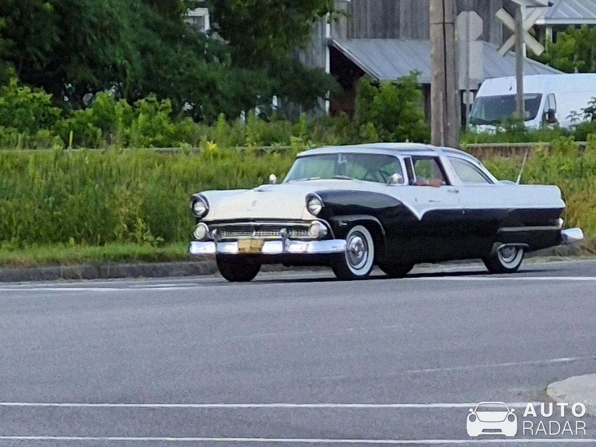 Ford Crown Victoria spotted in Sainte-Madeleine