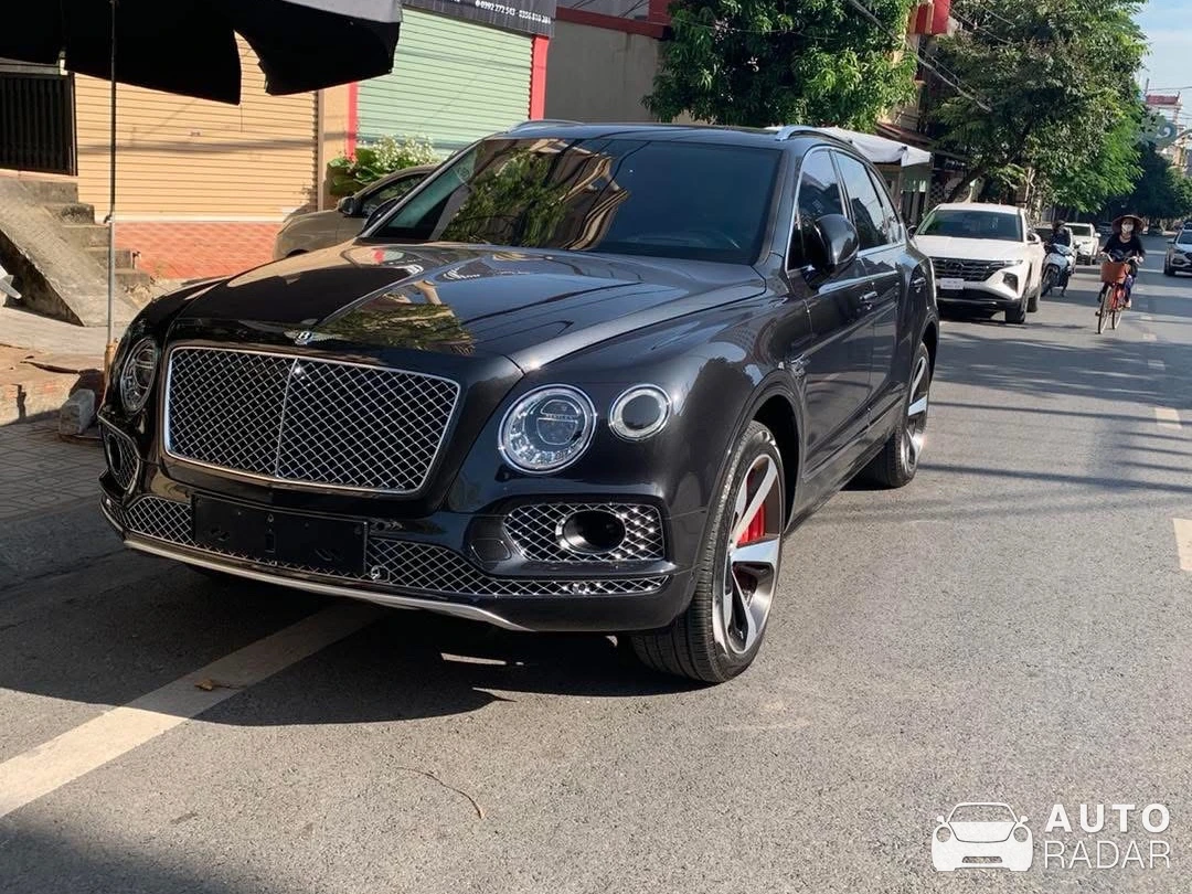 Bentley Bentayga spotted in Phan Đình Phùng