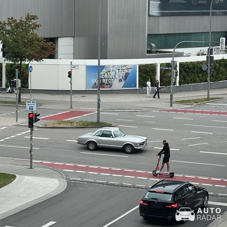 Mercedes-Benz 280 SL spotted in München, Deutschland