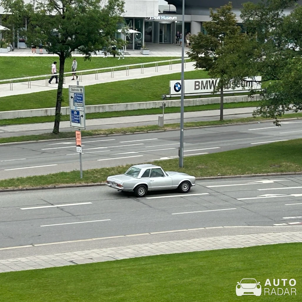 Mercedes-Benz 280 SL spotted in München