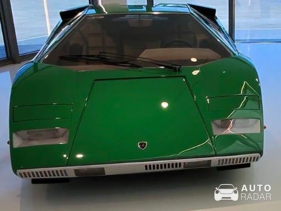 Lamborghini Countach LP400 spotted in Cento