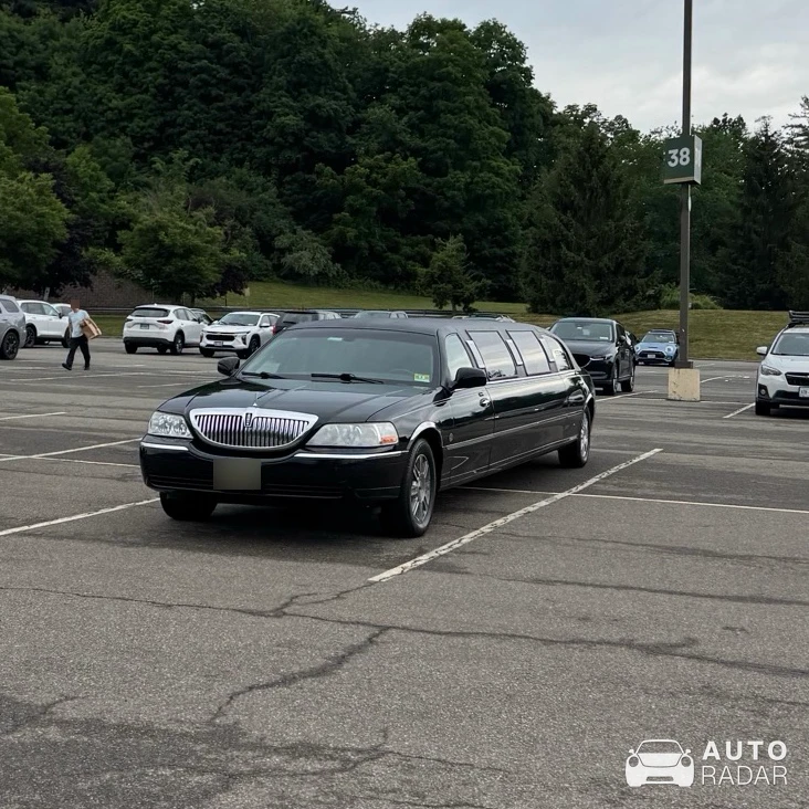 Lincoln Town Car spotted in Woodbury
