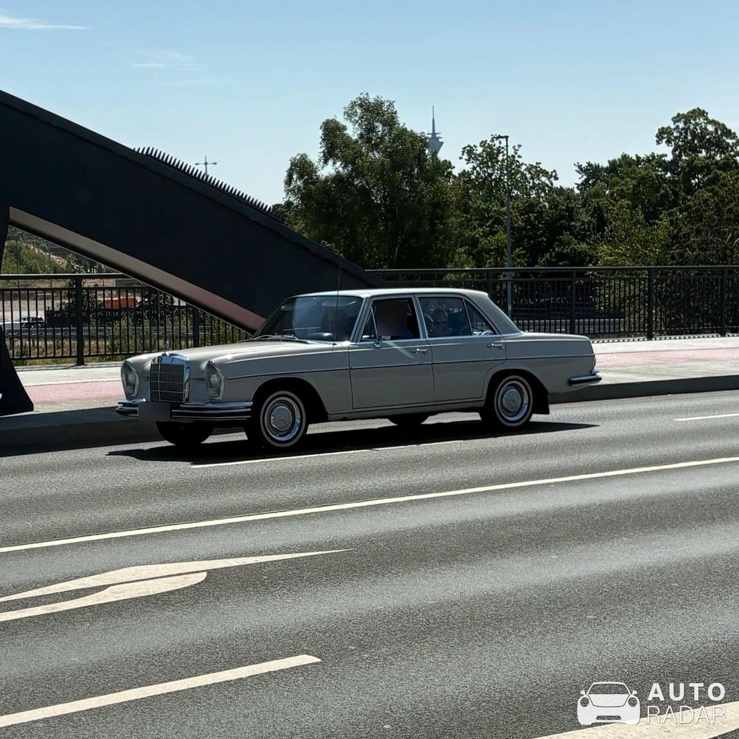 Mercedes-Benz 280 SE spotted in Düsseldorf