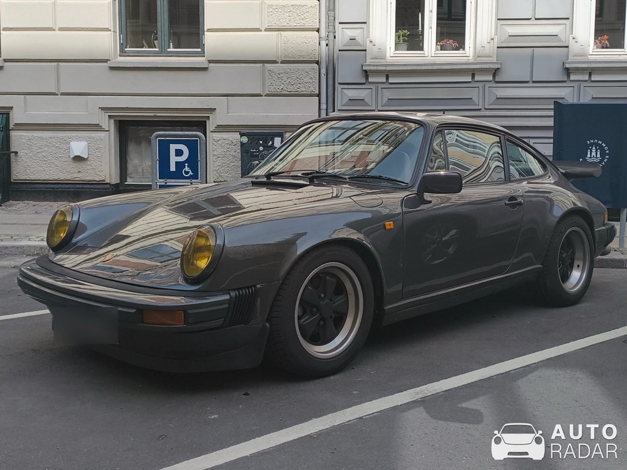 Porsche 911 Carrera 3.2 spotted in København K