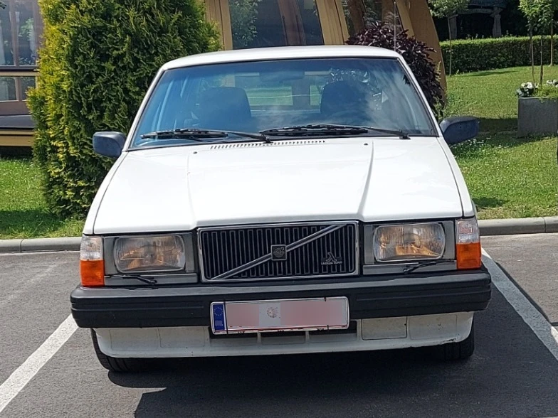 Volvo 240 Sedan spotted in Wolbrom, Polska