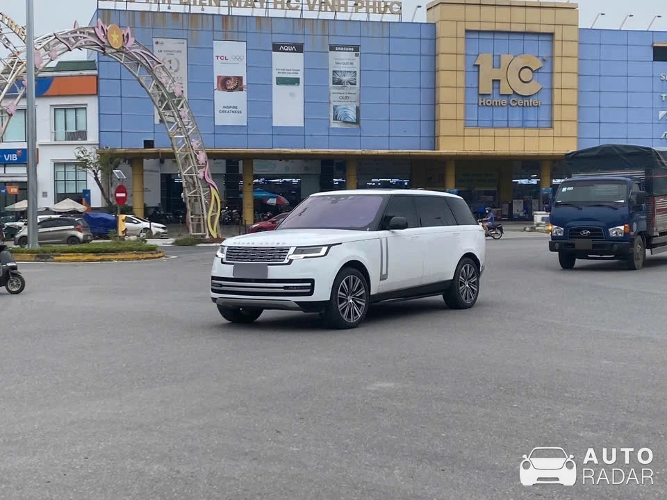 Land Rover Range Rover LWB spotted in Vĩnh Phúc