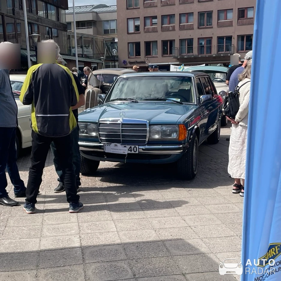 Mercedes-Benz 300E W123 spotted in Örebro