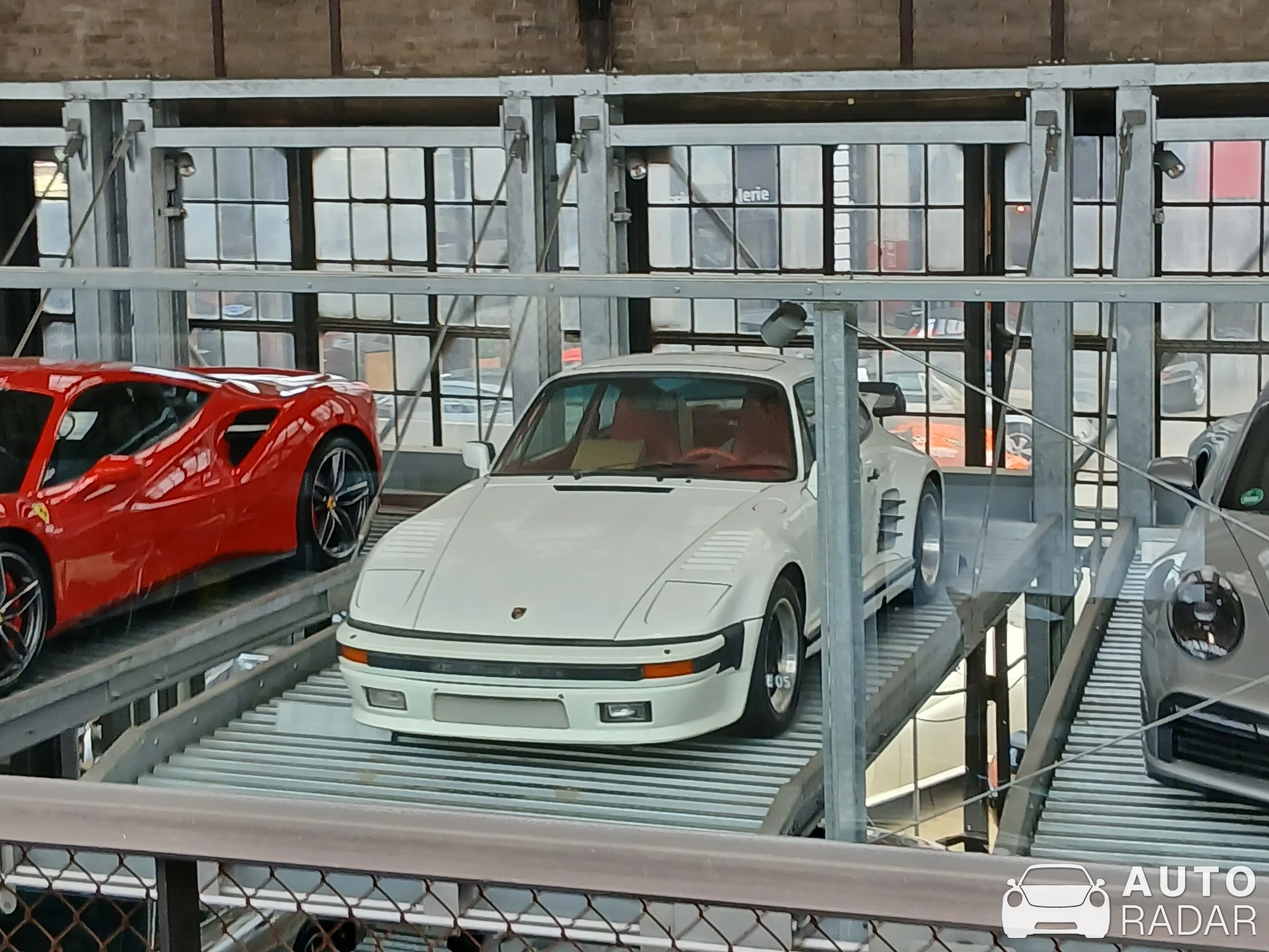 Porsche 911 Turbo 3.3 spotted in Düsseldorf
