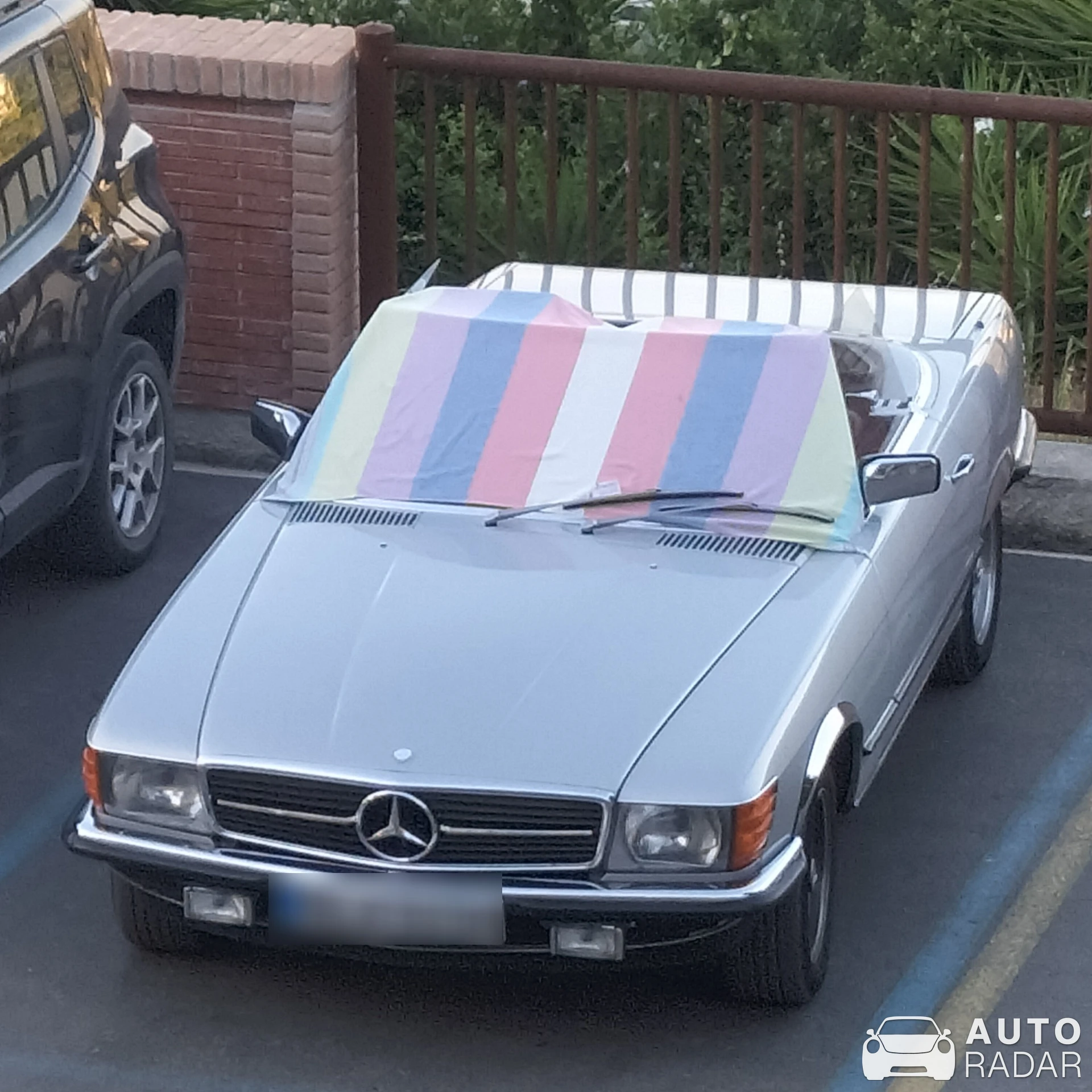 Mercedes-Benz 560 SL R107 spotted in Portoferraio