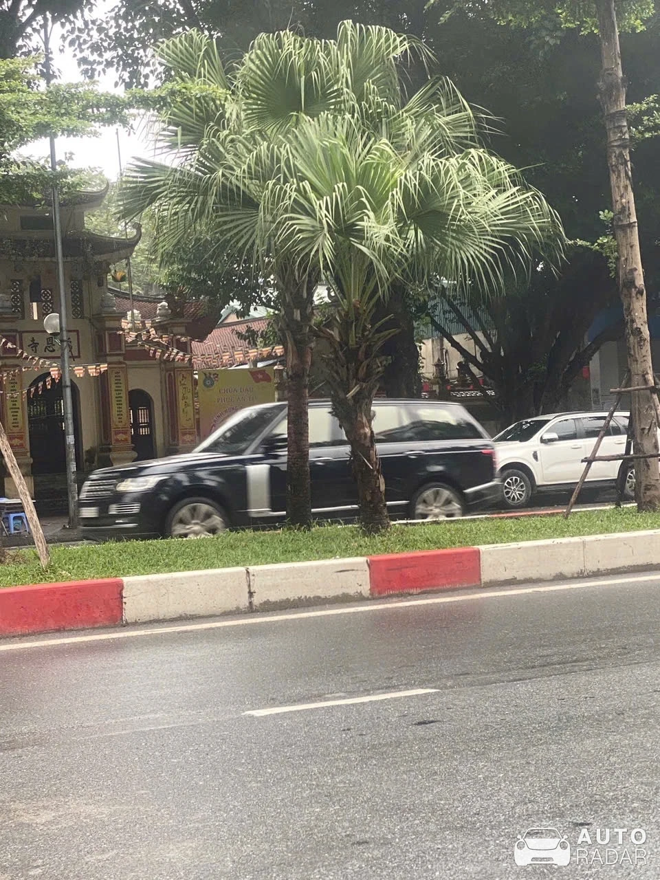 Land Rover Range Rover LWB spotted in Hanoi