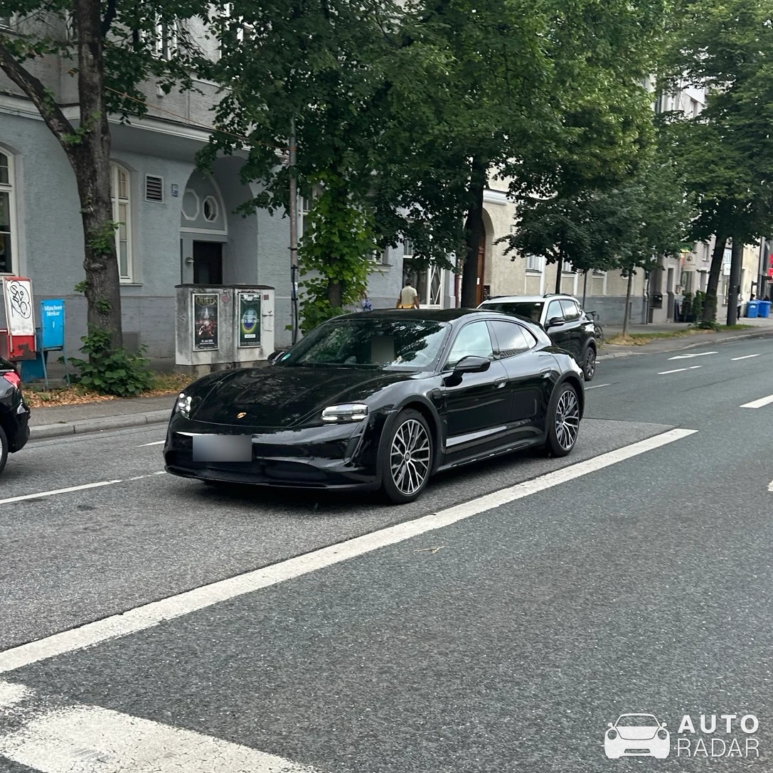 Porsche Taycan 4 Cross Turismo spotted in München