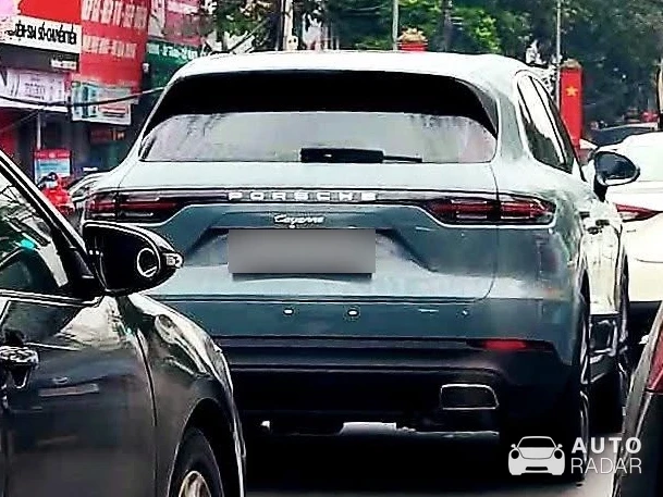 Porsche Cayenne E-Hybrid spotted in Việt Trì