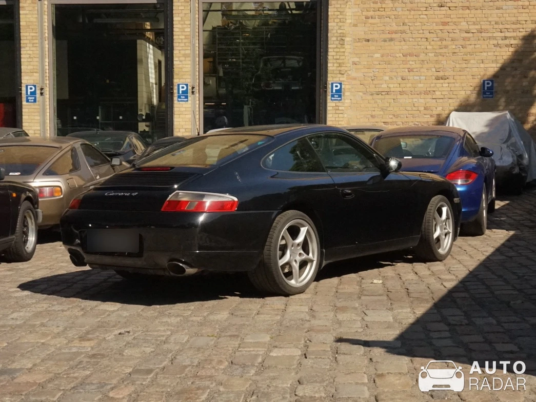 Porsche 996 Carrera 4 spotted in Berliini