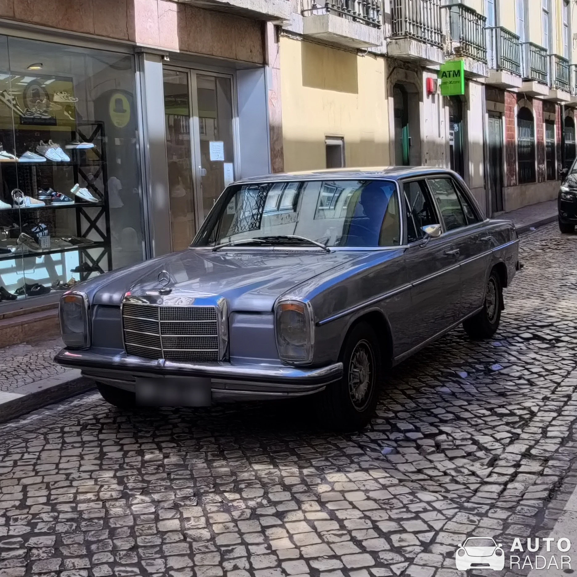 Mercedes-Benz W114 spotted in Lisboa