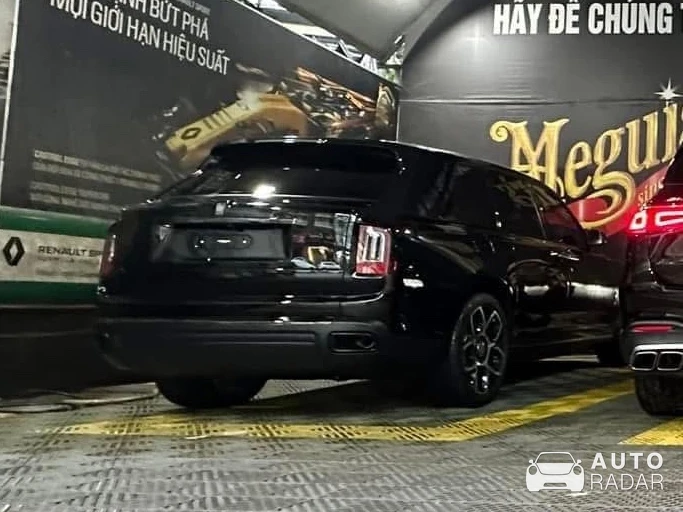 Rolls-Royce Cullinan spotted in Phan Đình Phùng