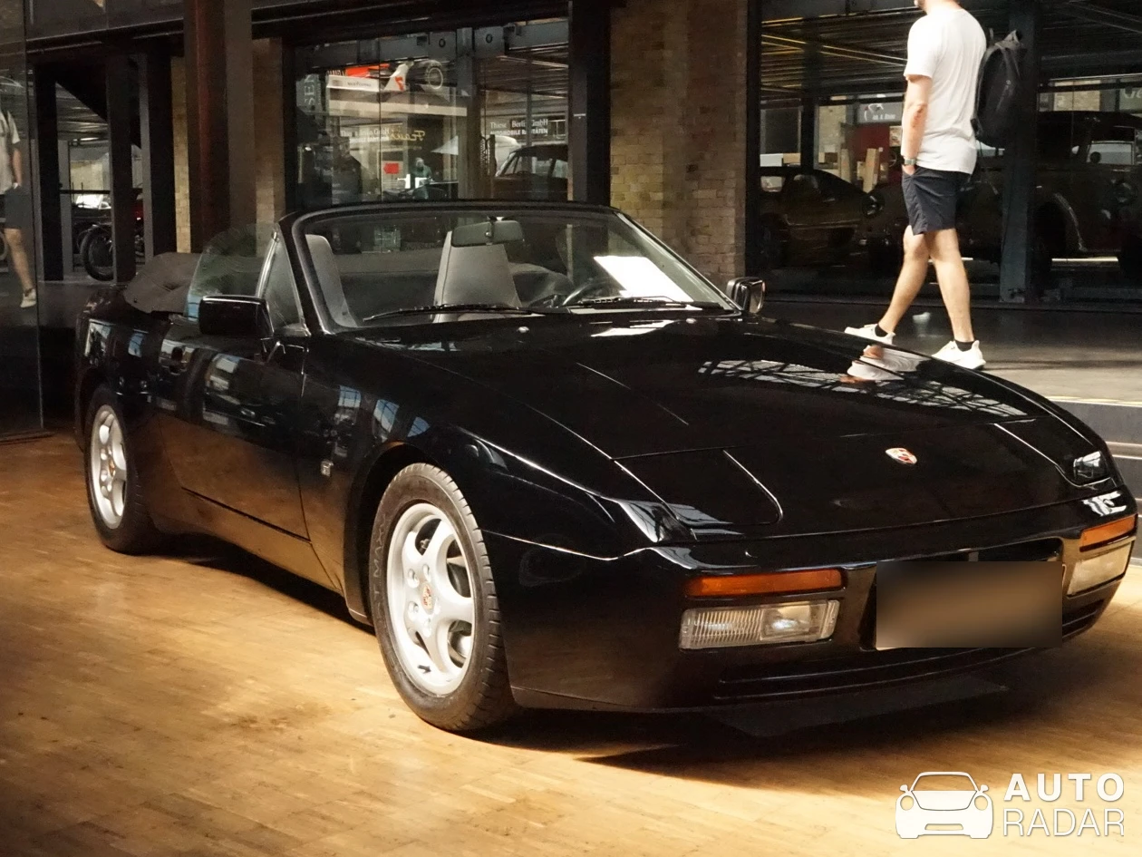 Porsche 944 S2 Cabriolet spotted in Berliini