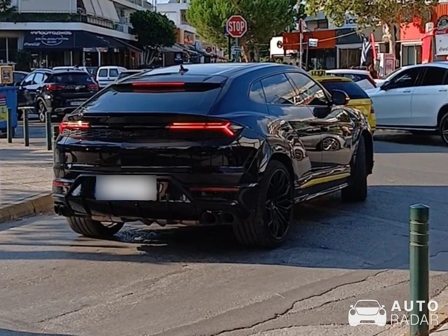 Lamborghini Urus SE spotted in Vari