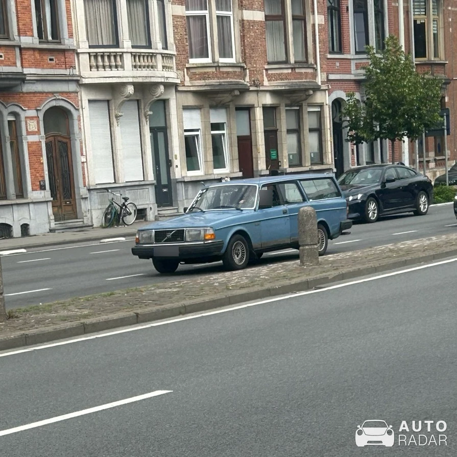 Volvo 245 spotted in Leuven