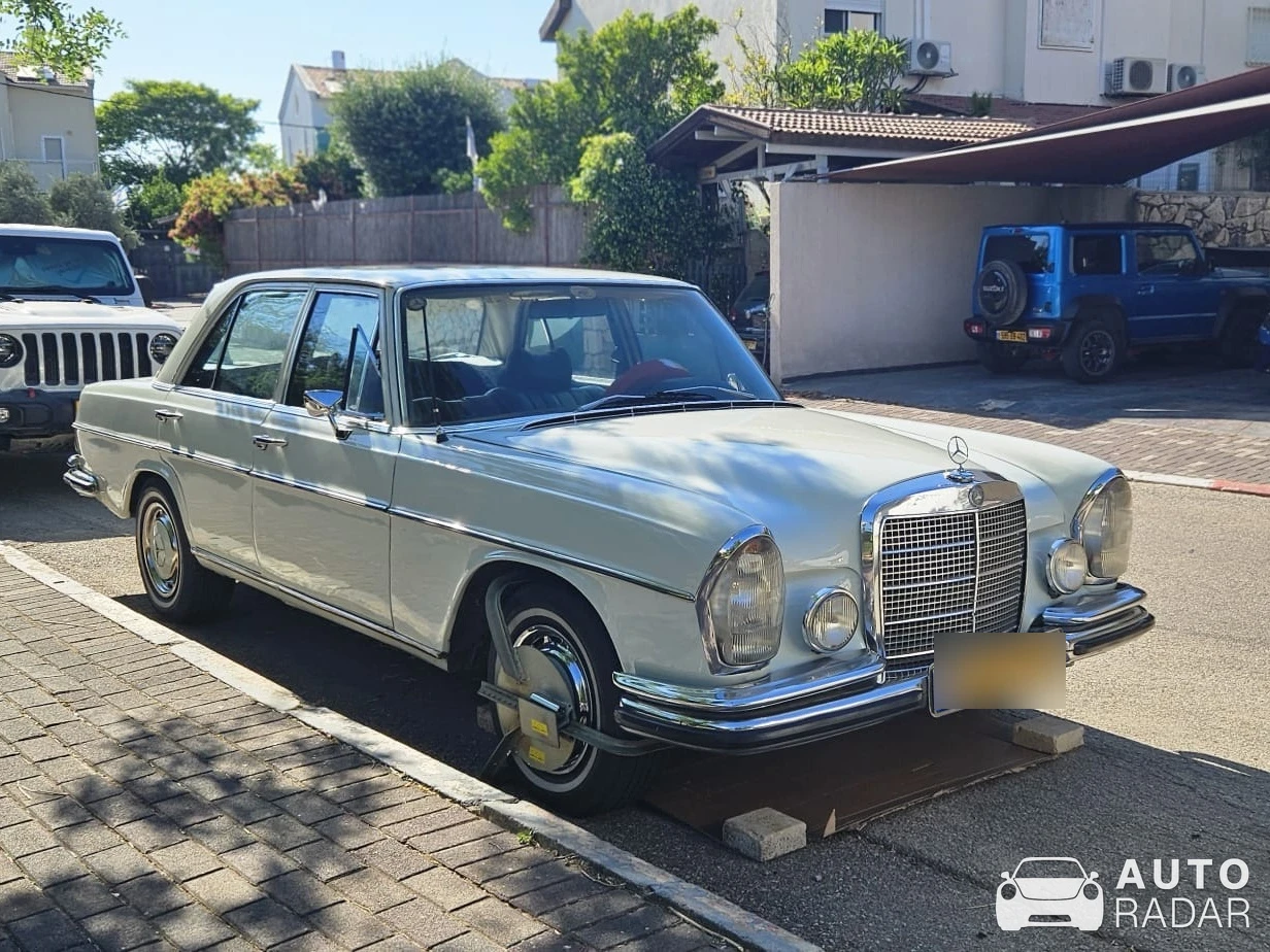 Mercedes-Benz 280 S spotted in Haifa