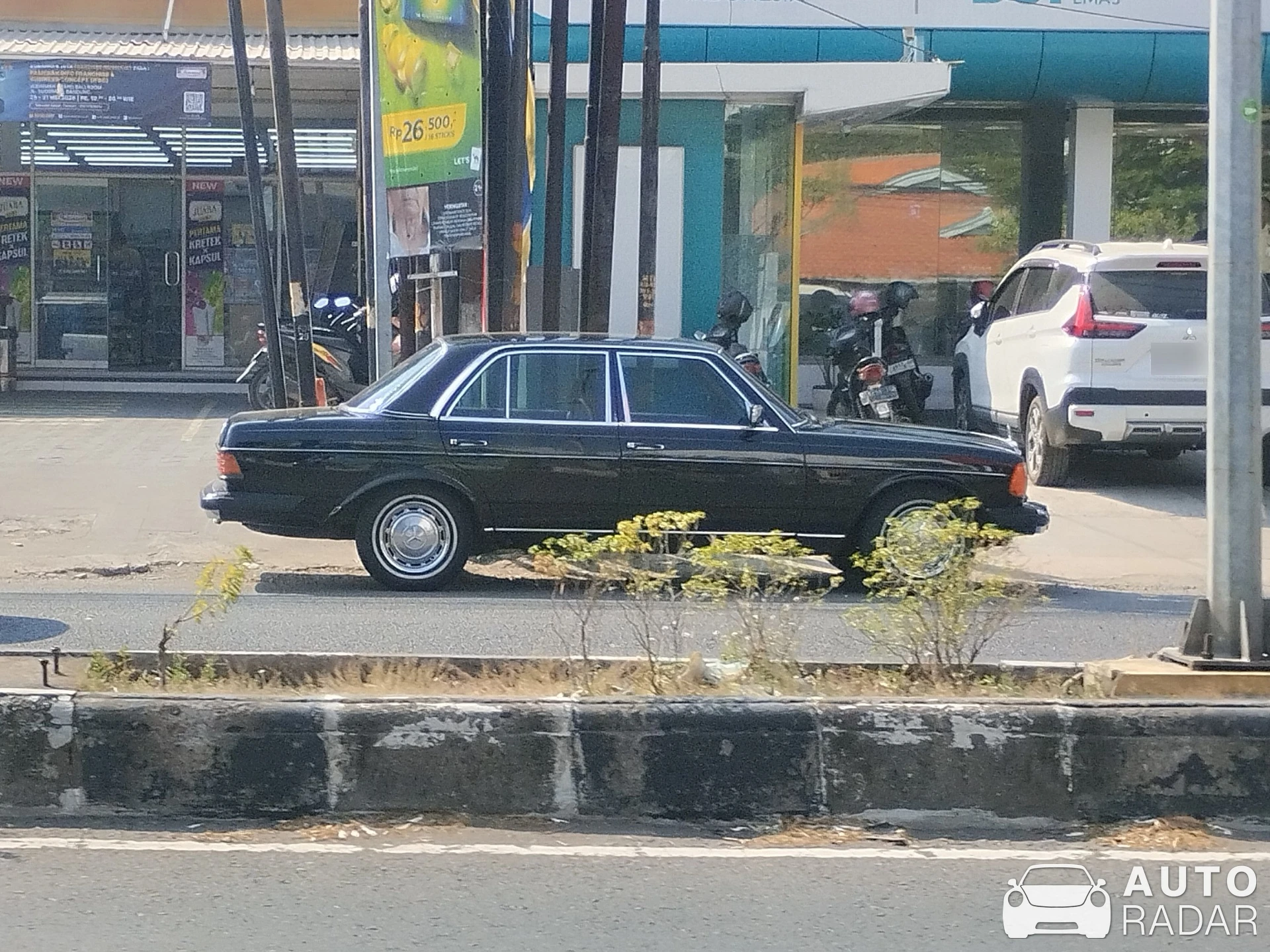 Mercedes-Benz 300E W123 spotted in Cirebon