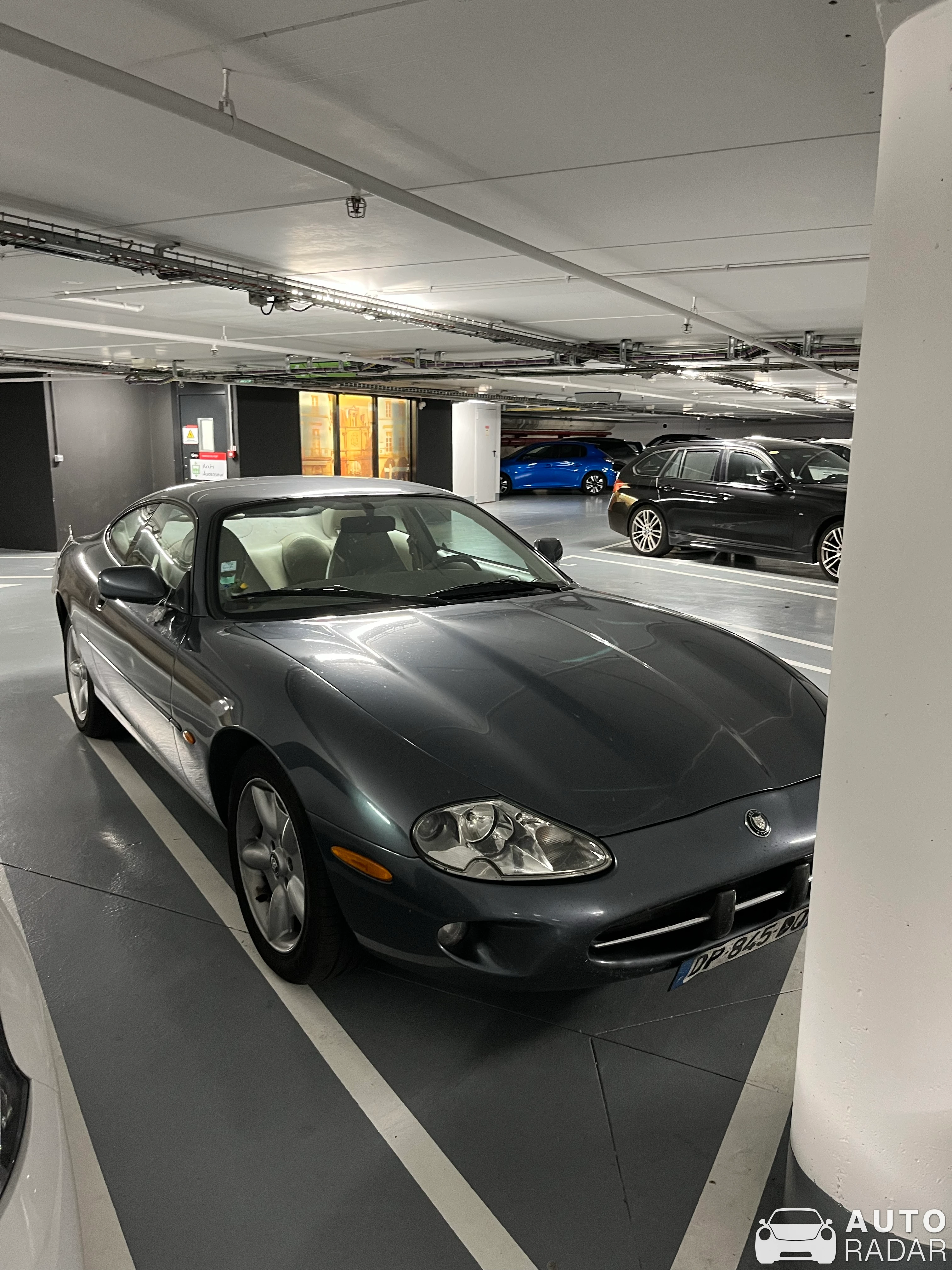 Jaguar XK8 spotted in Séné