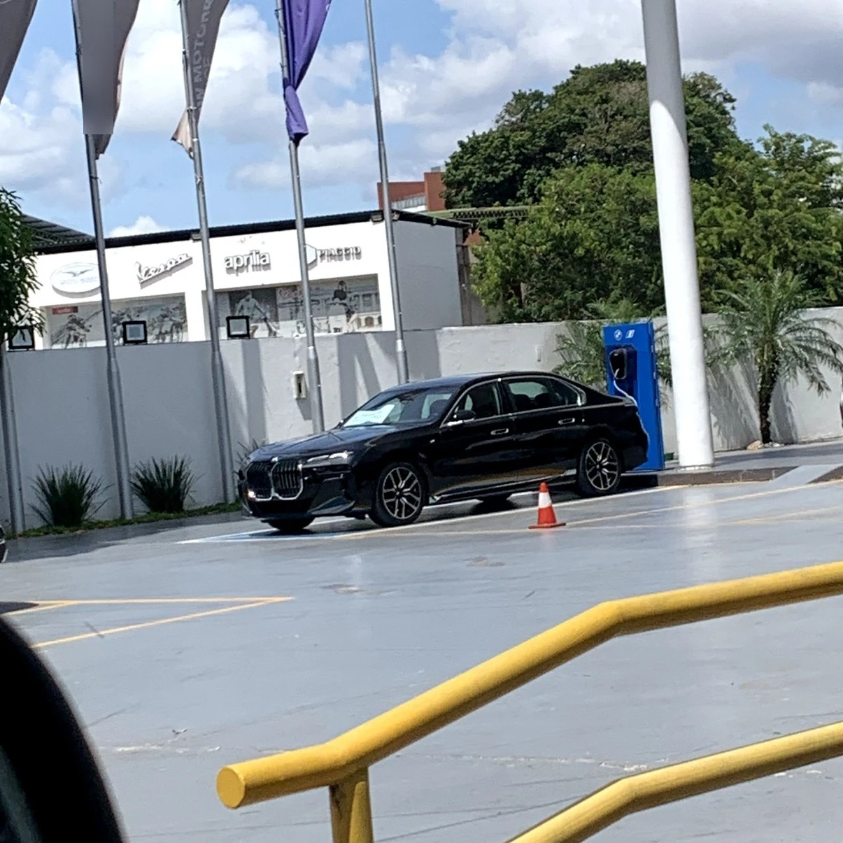 BMW i7 spotted in Santa Cruz de la Sierra, Bolivia