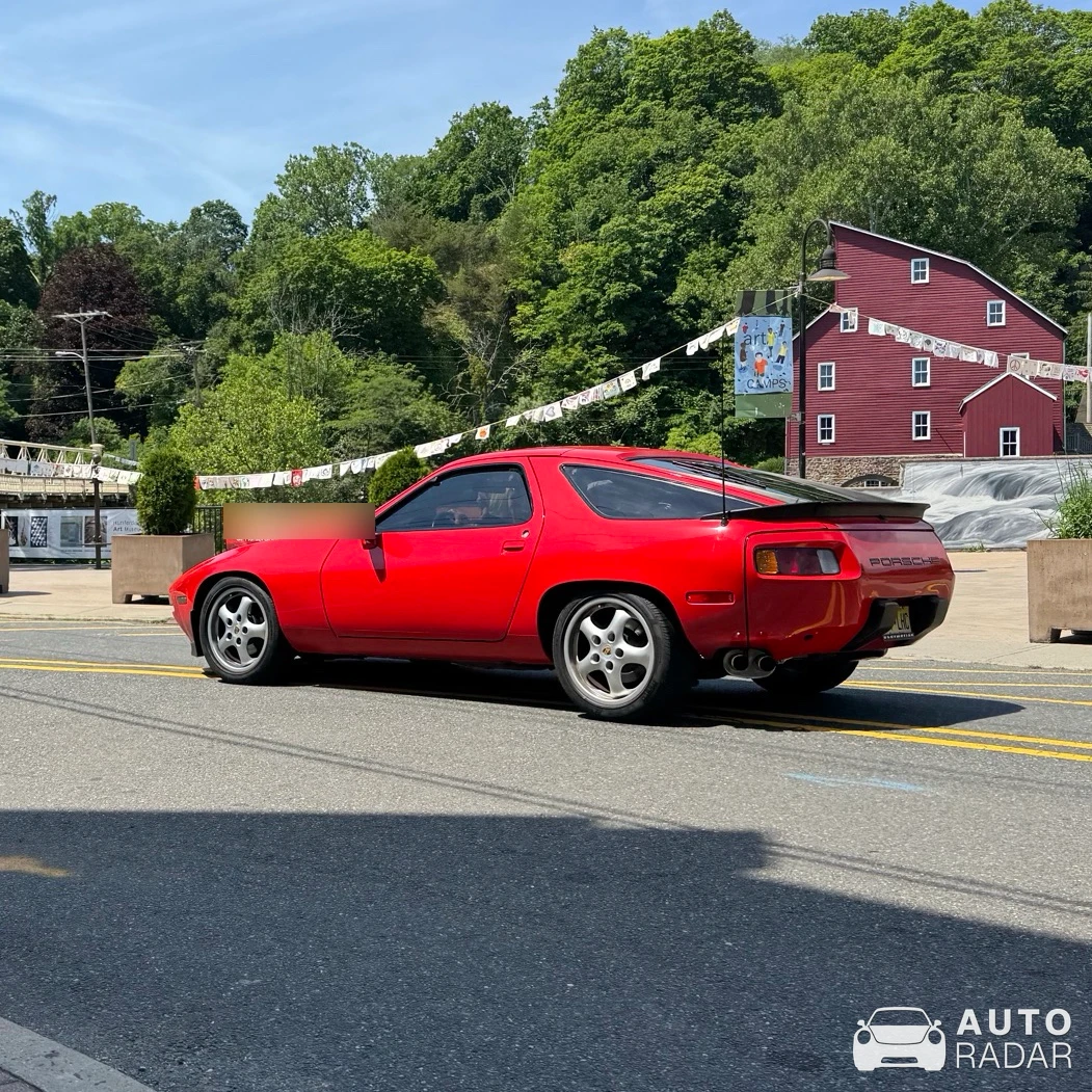 Porsche 928 spotted in Summit
