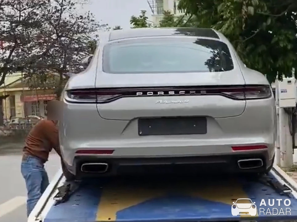 Porsche Panamera 4 spotted in Vĩnh Yên