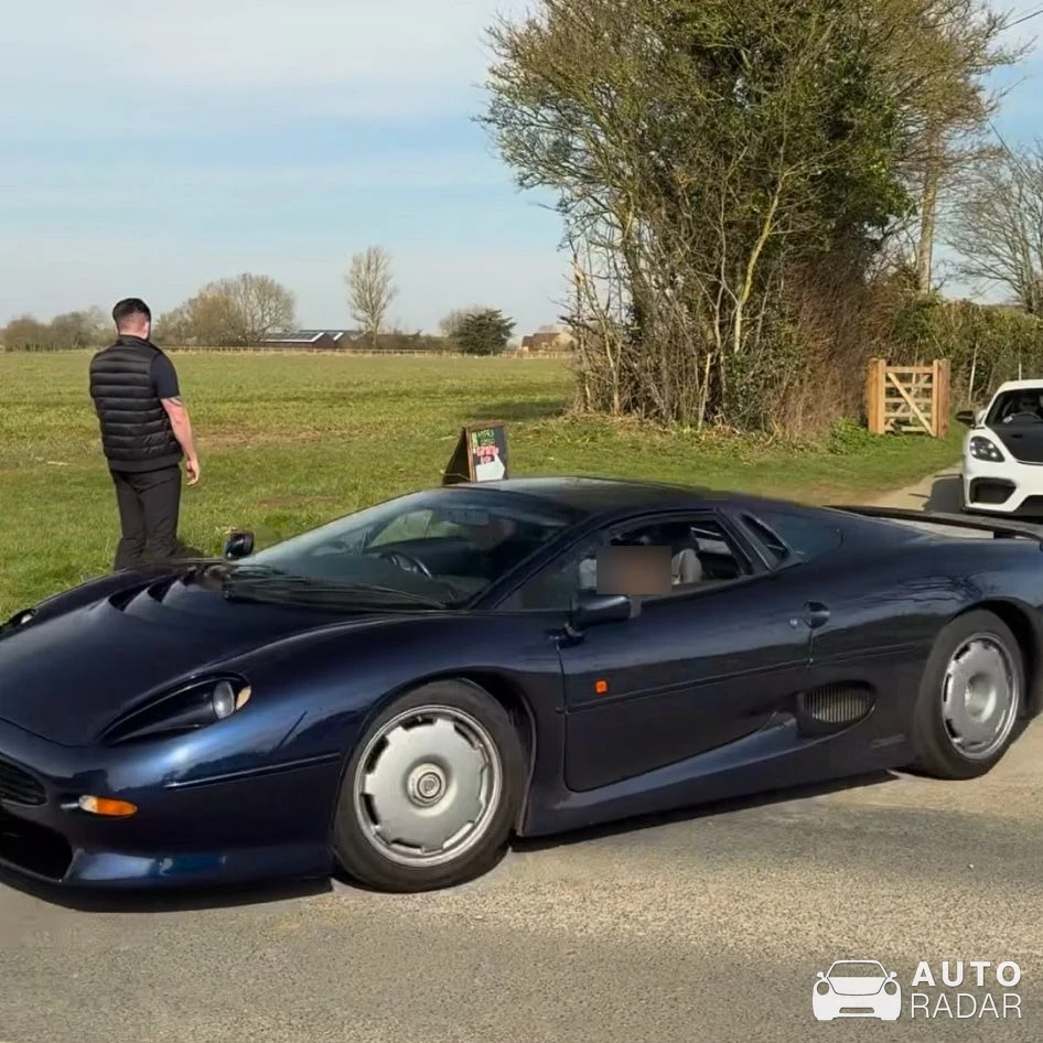 Jaguar XJ220 spotted in Beni Mellal