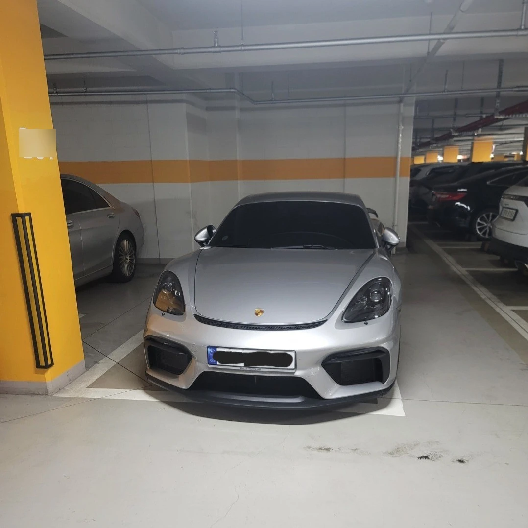 Porsche 718 Cayman GT4 spotted in Seongnam-si, South Korea