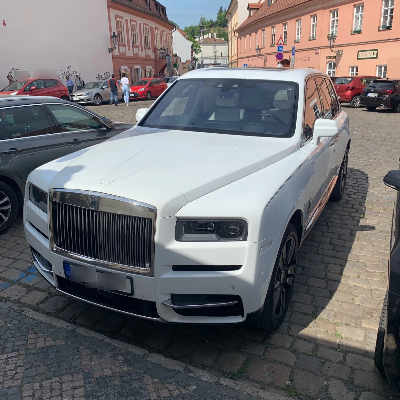 Rolls Royce Cullinan spotted in Прага, Чехія