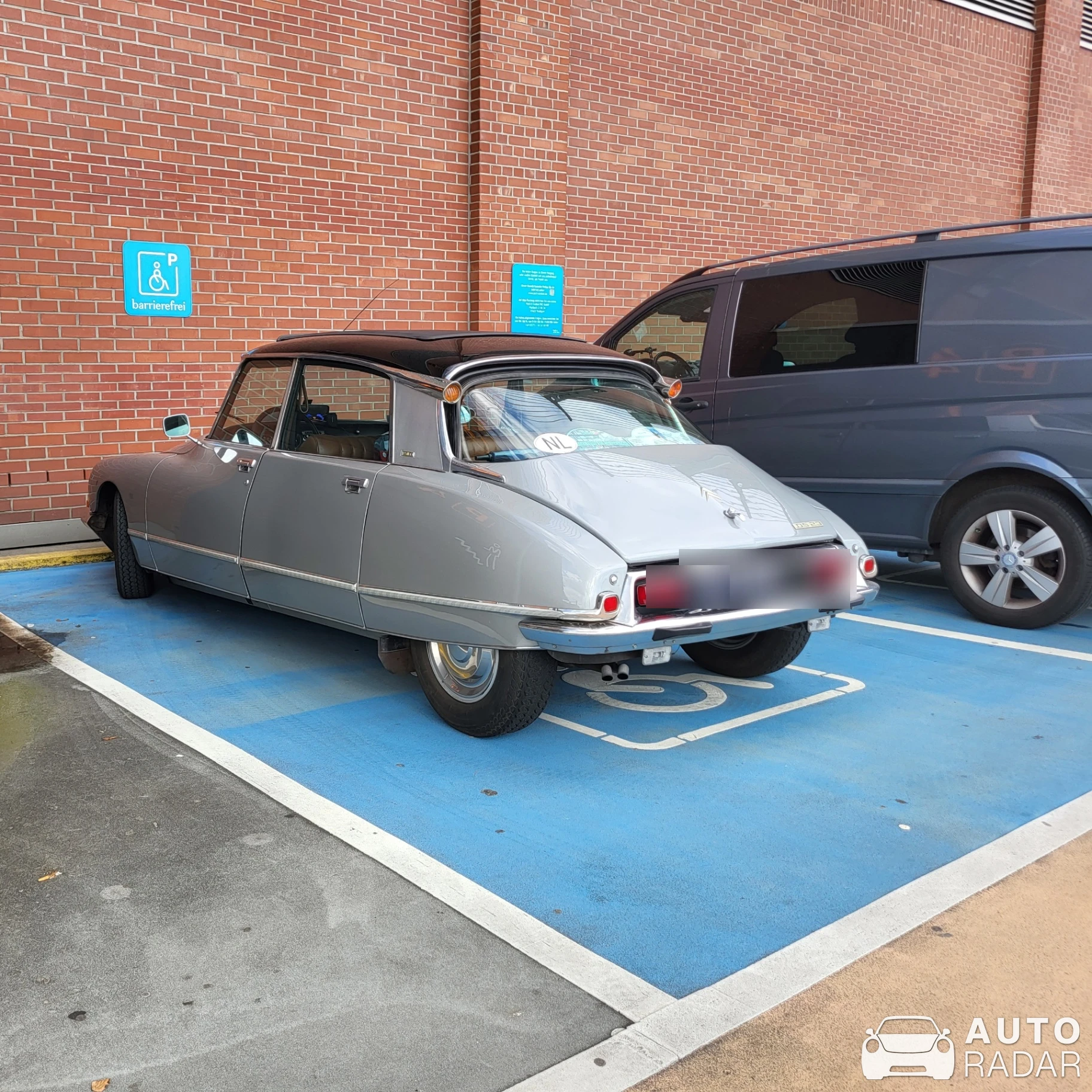 Citroën DS19 spotted in Oberhausen, Germany