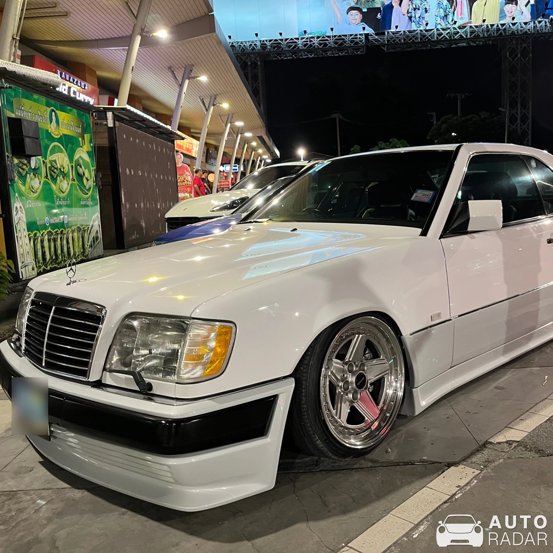 Mercedes-Benz E-Klasse W124 spotted in Khet Bang Sue, Thailand