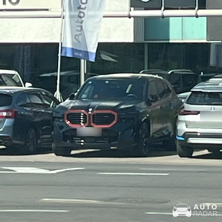 BMW XM G09 Label Red spotted in Varese