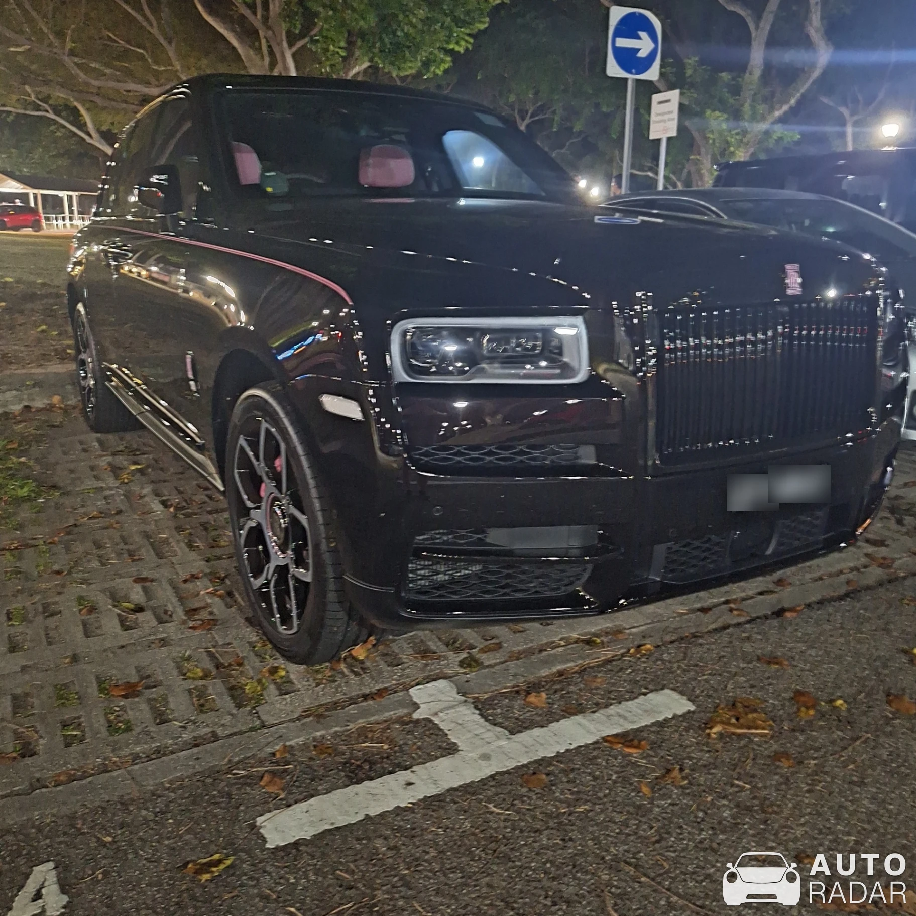 Rolls-Royce Cullinan Black Badge spotted in Singapore, Singapur