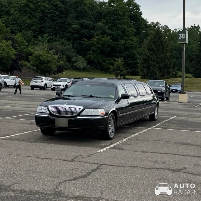Lincoln Town Car spotted in Woodbury