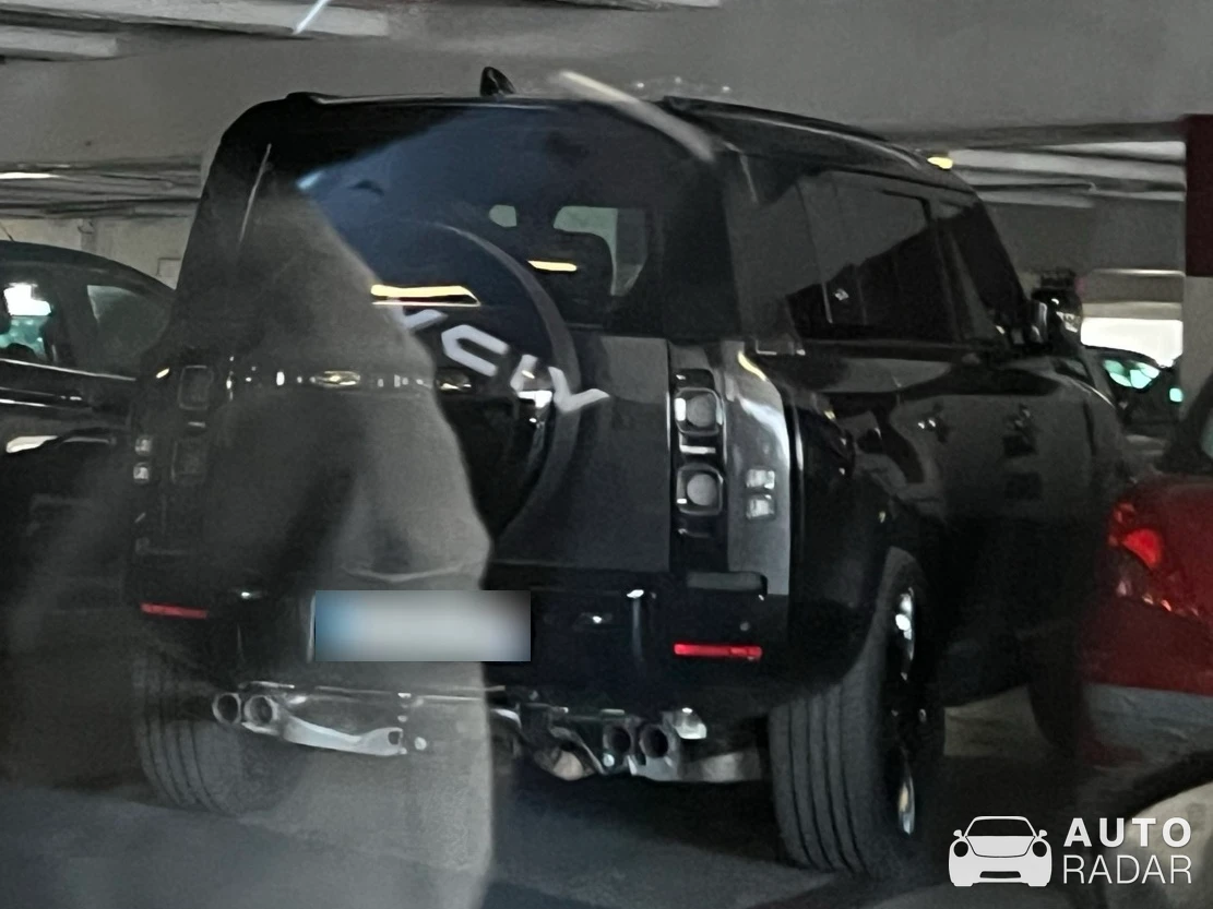 Land Rover Defender 110 spotted in Rochetaillée-sur-Saône