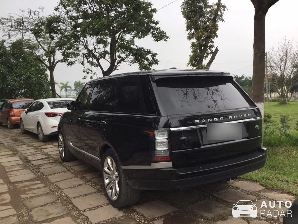 Land Rover Range Rover LWB spotted in Vĩnh Yên