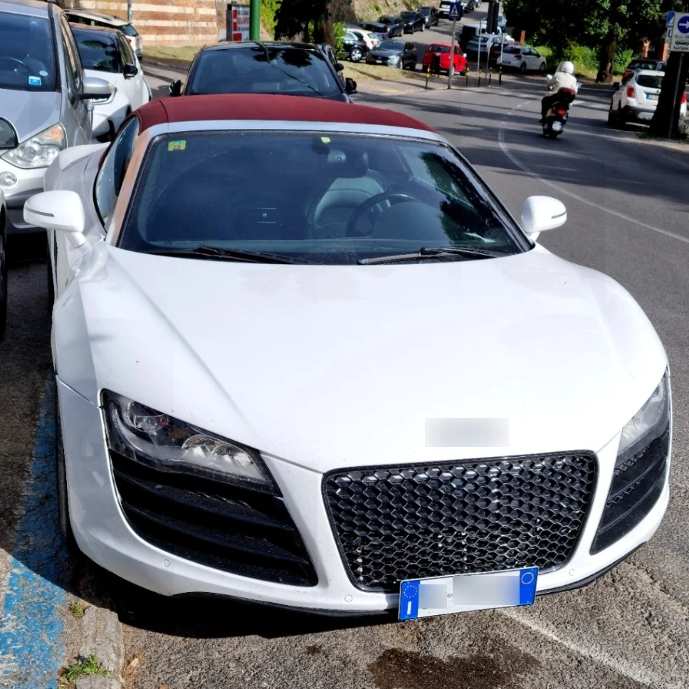 Audi R8 V10 Spyder spotted in Siena, Italia