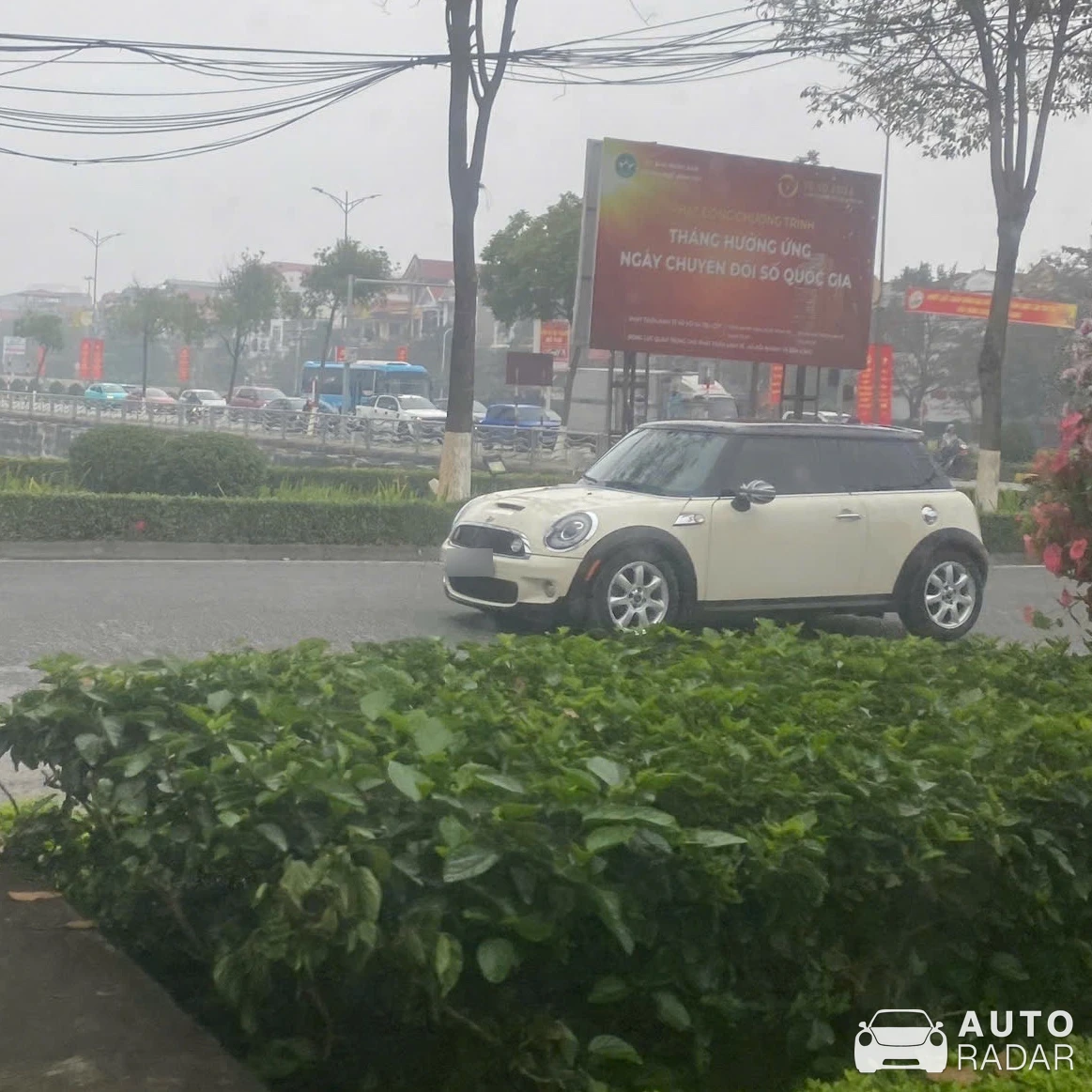 Mini F56 John Cooper Works spotted in Vĩnh Phúc
