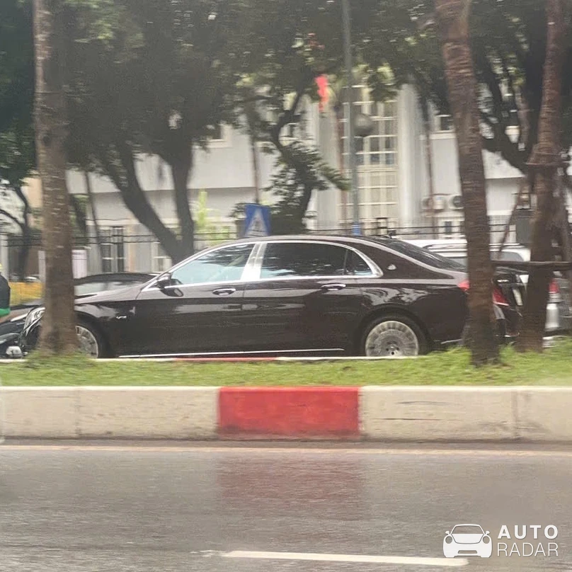 Mercedes-Maybach S 550 spotted in Hanoi