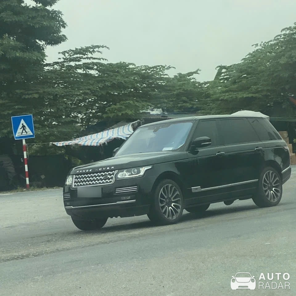 Land Rover Range Rover LWB spotted in Bình Nguyên