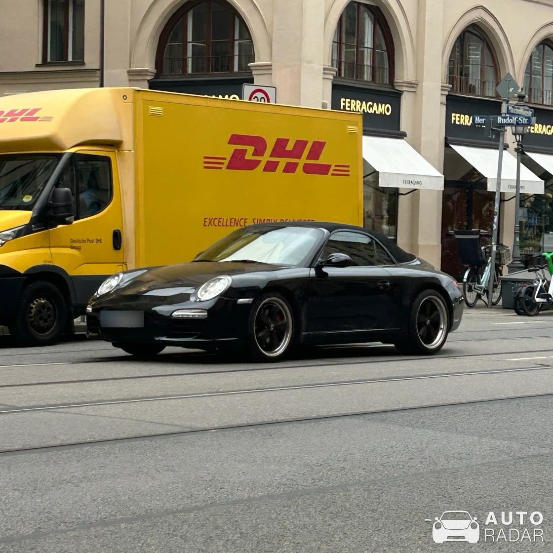 Porsche 911 Carrera 3.2 spotted in München