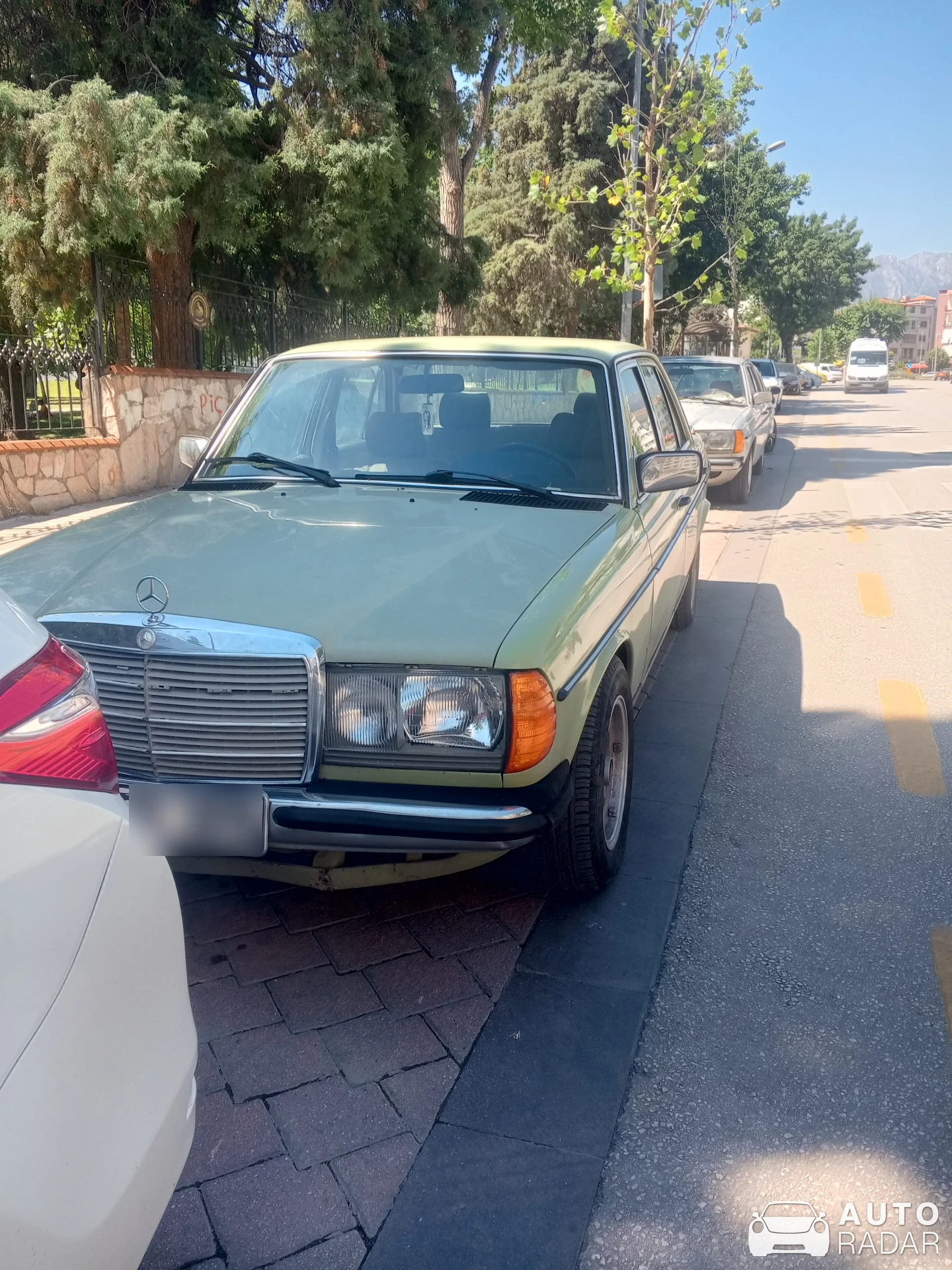 Mercedes-Benz 230E W123 spotted in Pamukkale