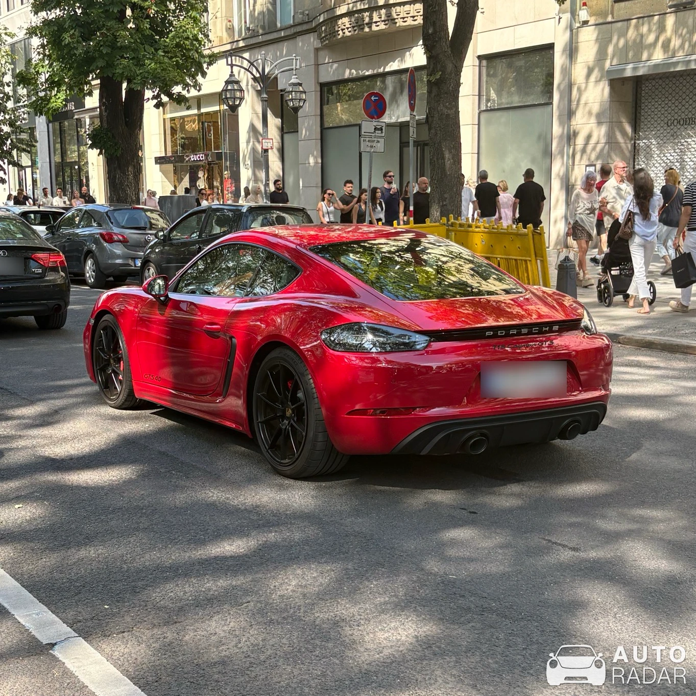 Porsche 718 Cayman GTS 4.0 spotted in Düsseldorf