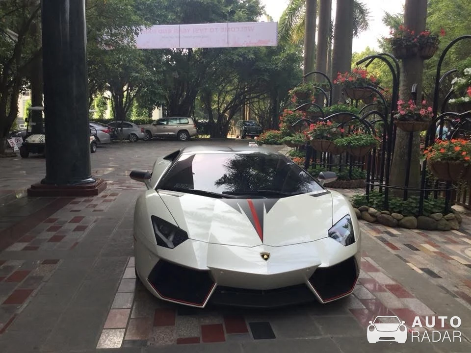 Lamborghini Aventador LP700-4 Roadster spotted in Vĩnh Yên