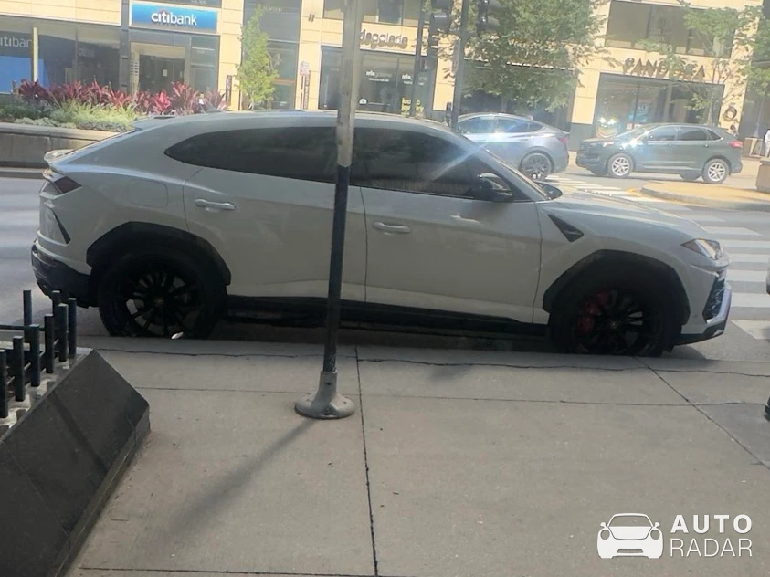 Lamborghini Urus spotted in Chicago