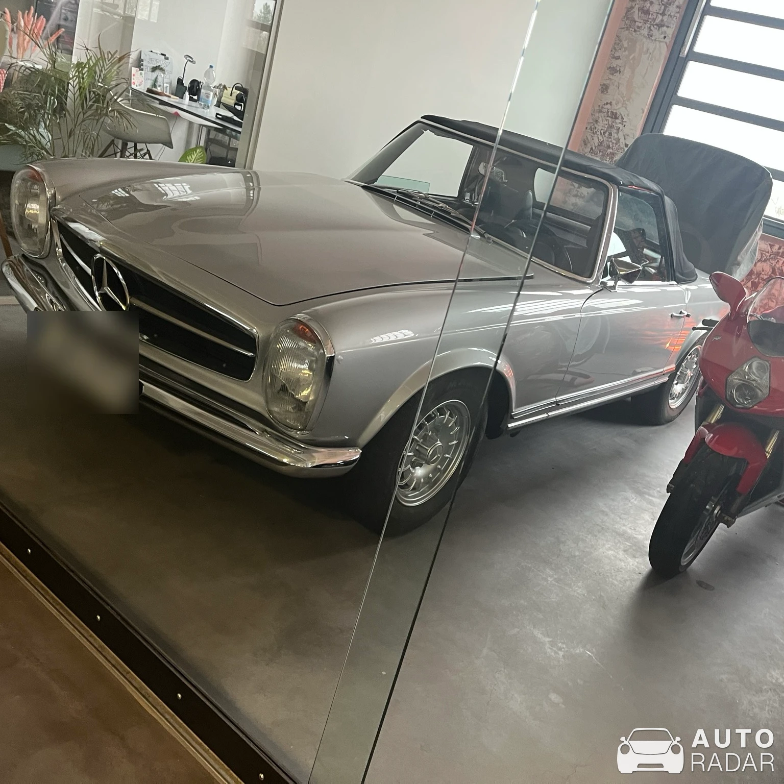 Mercedes-Benz 280 SL spotted in Frankfurt am Main